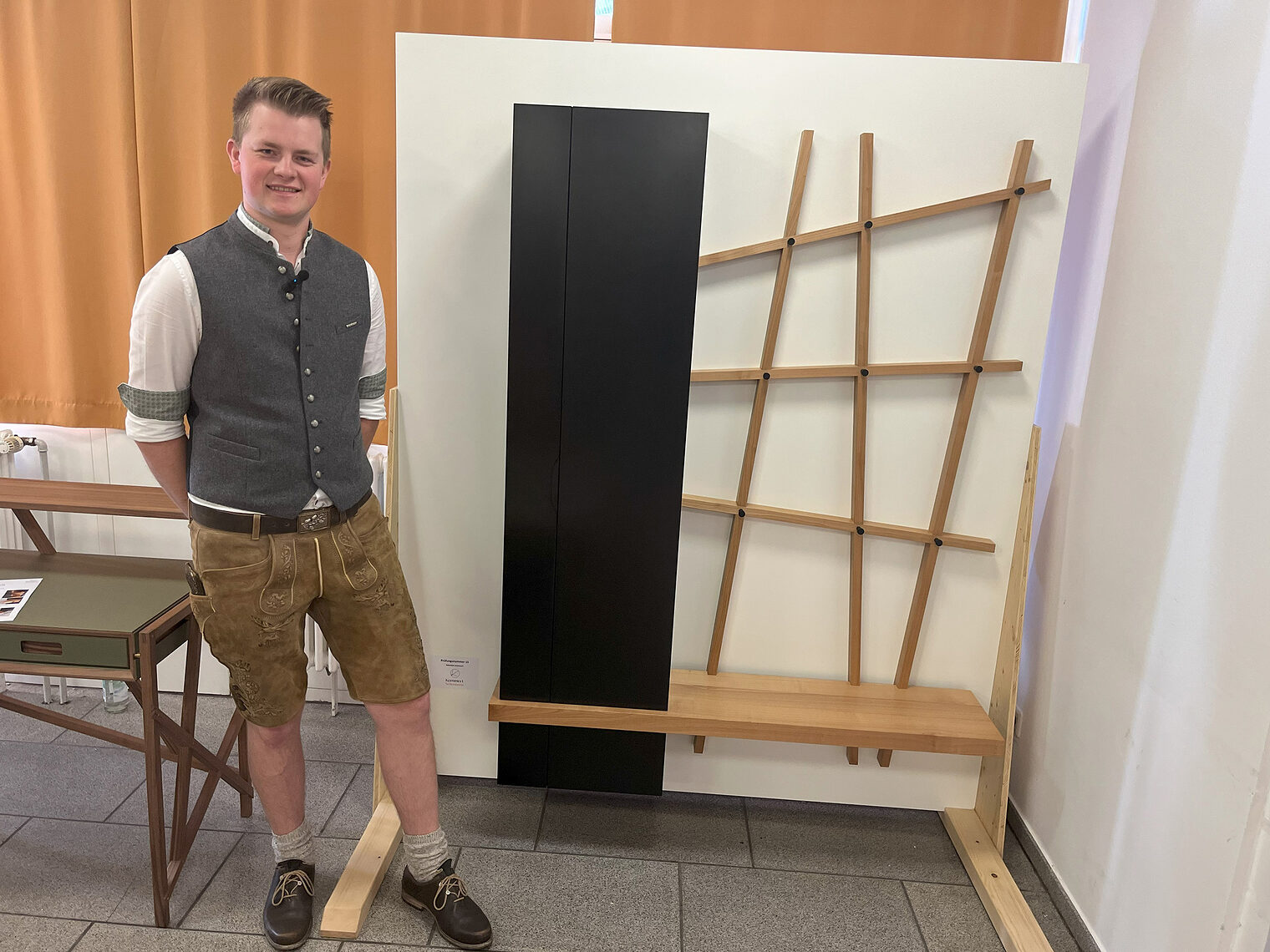 Kursbester Sebastian Kummert aus Schwandorf zeigt seine selbstgebaute, morderne Garderobe aus Holz.