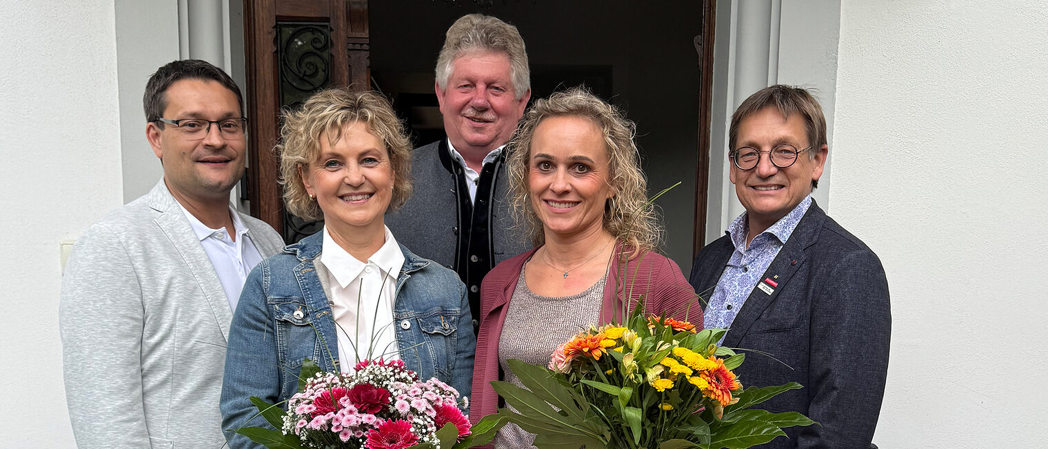 HWK-Geschäftsführer Alexander Stahl beglückwünschte Stefanie Ramsl mit einem Blumenstrauß als neue Geschäftsführerin der Kreishandwerkerschaft. 