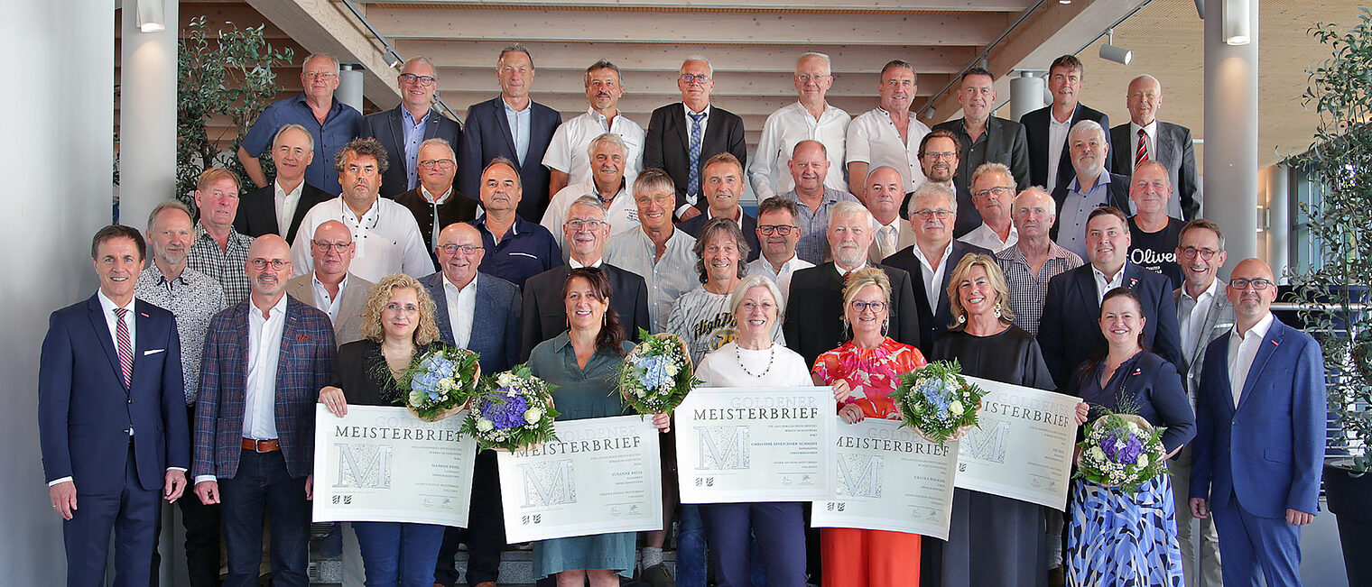 In Ergolding ehrte die Handwerkskammer ihre „Goldenen“ Meisterinnen und Meister. In Ergolding ehrte die Handwerkskammer ihre „Goldenen“ Meisterinnen und Meister.