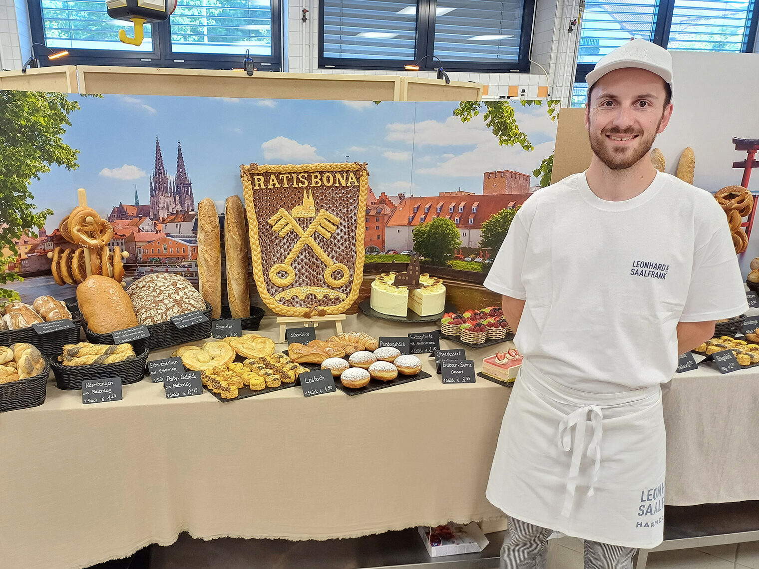 Bäckermeister Johannes Breil würdigt die Stadt Regensburg mit seinem Meisterstück „Ratisbona“. 