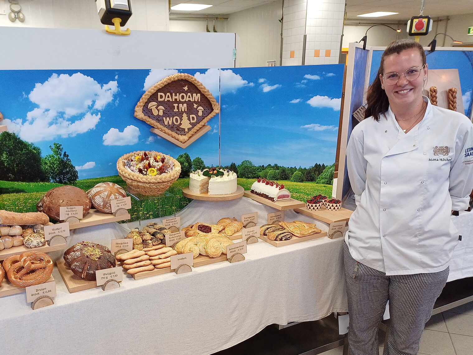 Bäckermeisterin Mona Höcherl und ihr Meisterstück „Dahoam im Woid“.