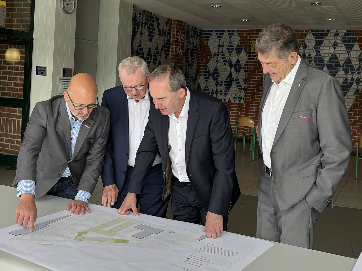 Bei der Übergabe des Förderbescheids machte sich Bayerns Wirtschaftsminister Hubert Aiwanger ein genaues Bild davon, was in Zukunft geplant ist.