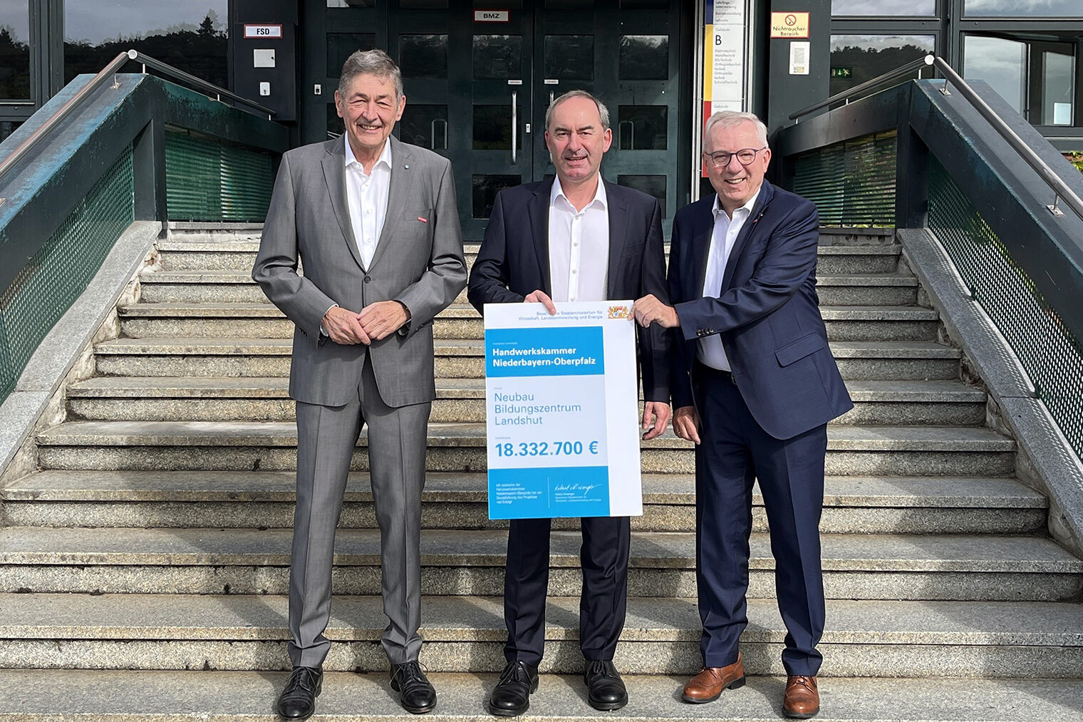 Im Bildungszentrum Landshut überreichte Bayerns Wirtschaftsminister Hubert Aiwanger den Förderbescheid seines Ministeriums für den Neubau der Bildungsstätte.
