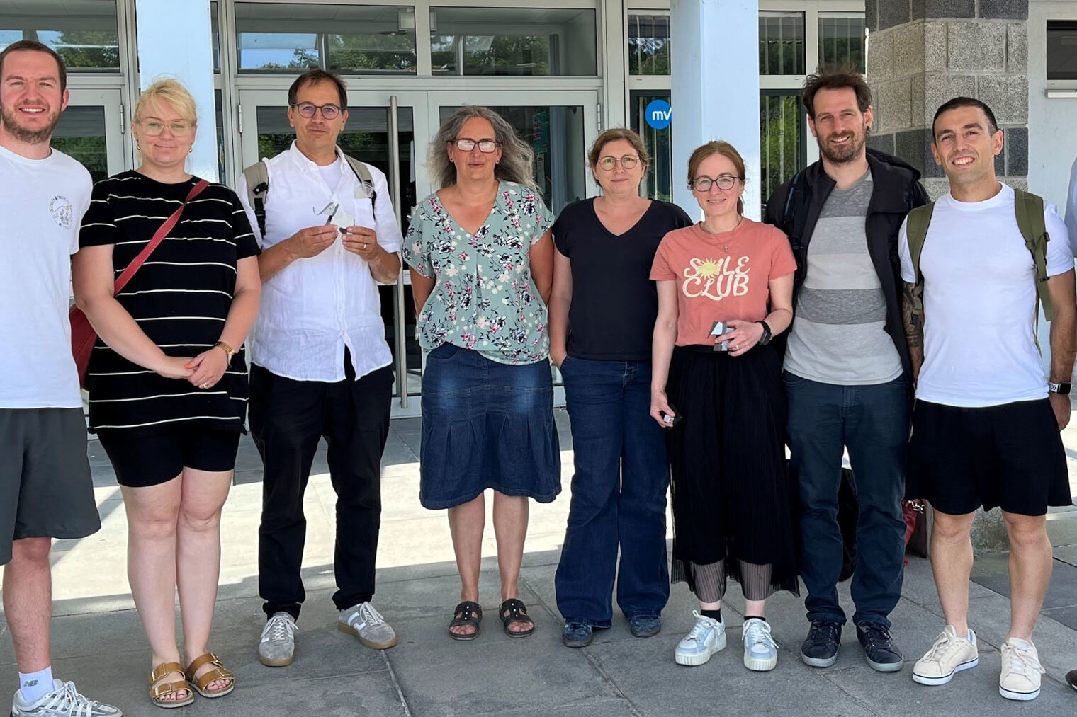 Die Lehramtsanwärter freuten sich über die vielfältigen Eindrücke im Bildungszentrum in Cham. Sieben Lehramtsanwärter stehen mit Seminarleiter Ferdinand Miltschitzky und Bildungszentrumsleiter Roland Schießl vor einer modernen Fassade.