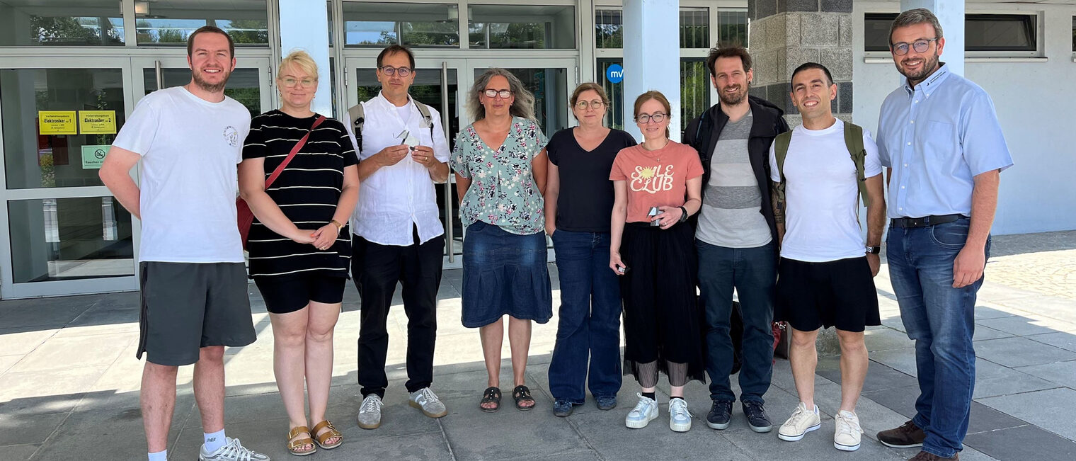 Die Lehramtsanwärter freuten sich über die vielfältigen Eindrücke im Bildungszentrum in Cham. Sieben Lehramtsanwärter stehen mit Seminarleiter Ferdinand Miltschitzky und Bildungszentrumsleiter Roland Schießl vor einer modernen Fassade.