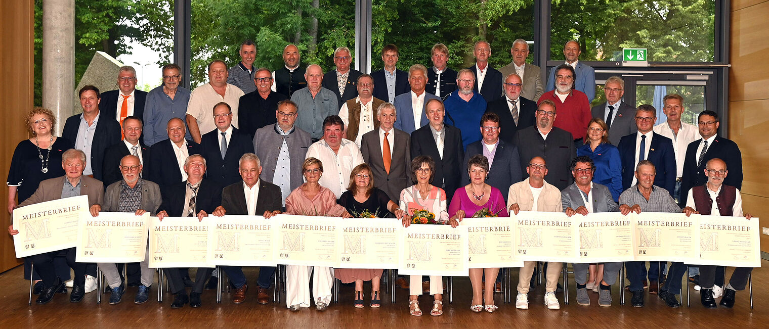 Die Geehrten freuen sich über ihre Goldenen Meisterbriefe. Mit auf dem Foto sind auch Ehrengäste und Vertreter der Handwerkskammer.