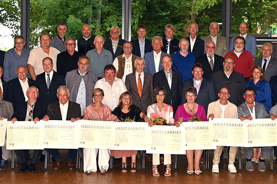 Die Geehrten freuen sich über ihre Goldenen Meisterbriefe. Mit auf dem Foto sind auch Ehrengäste und Vertreter der Handwerkskammer.