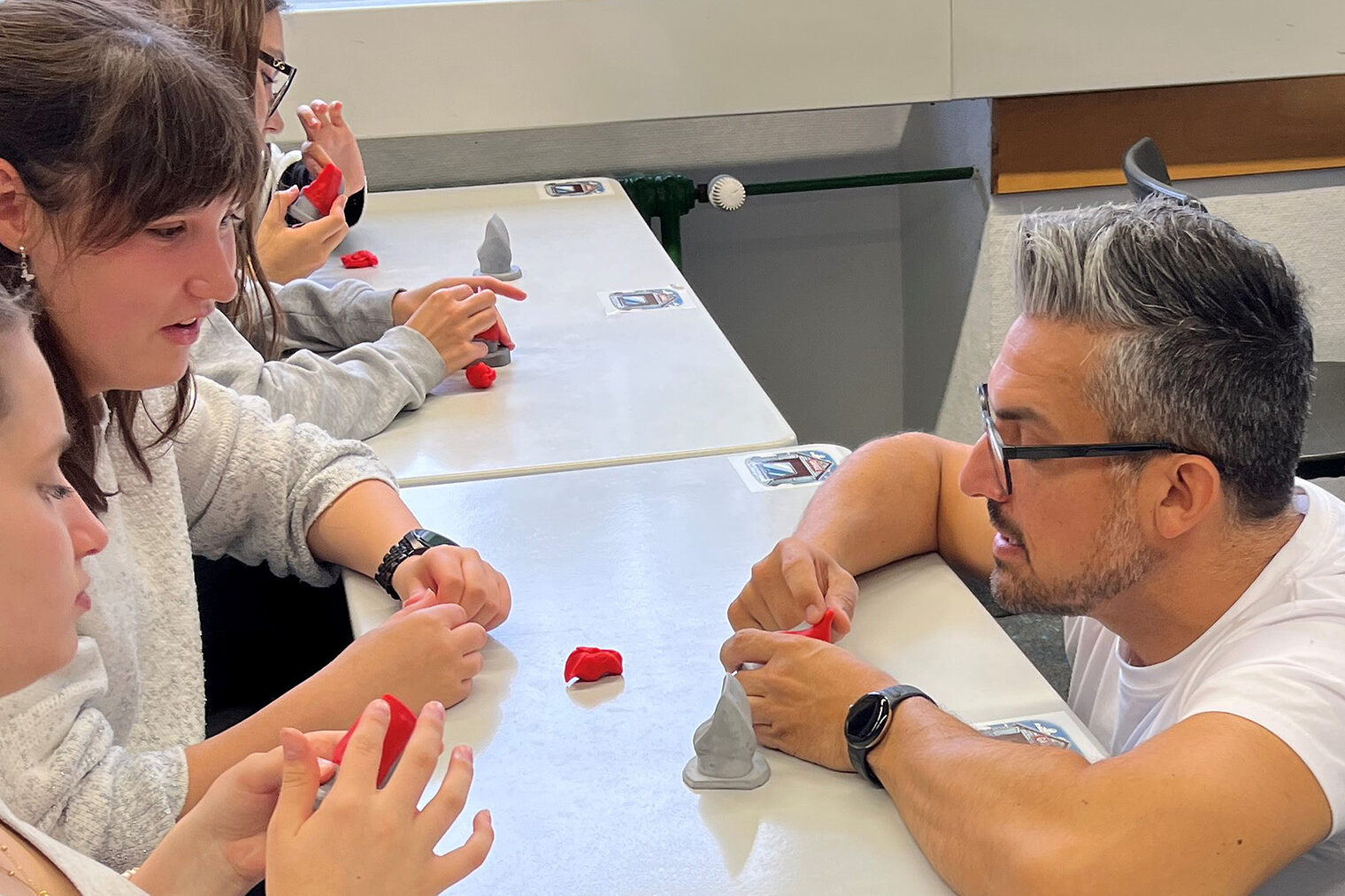 Spannende Einblicke gab es beim Handwerksparcours auch in das Berufsbild des Zahntechnikers. Hier erklärt der Ausbilder im Klassenzimmer die Details. 