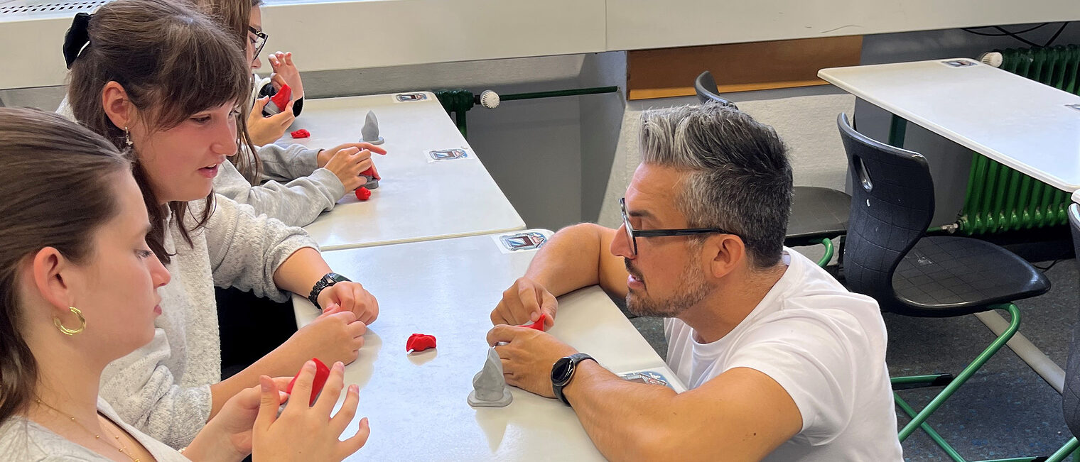 Spannende Einblicke gab es beim Handwerksparcours auch in das Berufsbild des Zahntechnikers. Spannende Einblicke gab es beim Handwerksparcours auch in das Berufsbild des Zahntechnikers. Hier erklärt der Ausbilder im Klassenzimmer die Details.
