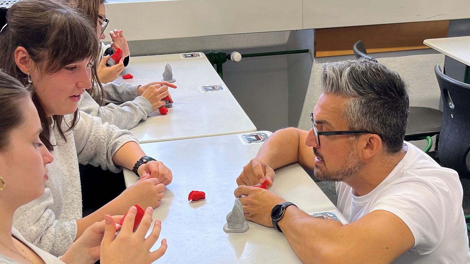 Spannende Einblicke gab es beim Handwerksparcours auch in das Berufsbild des Zahntechnikers. Hier erklärt der Ausbilder im Klassenzimmer die Details. 