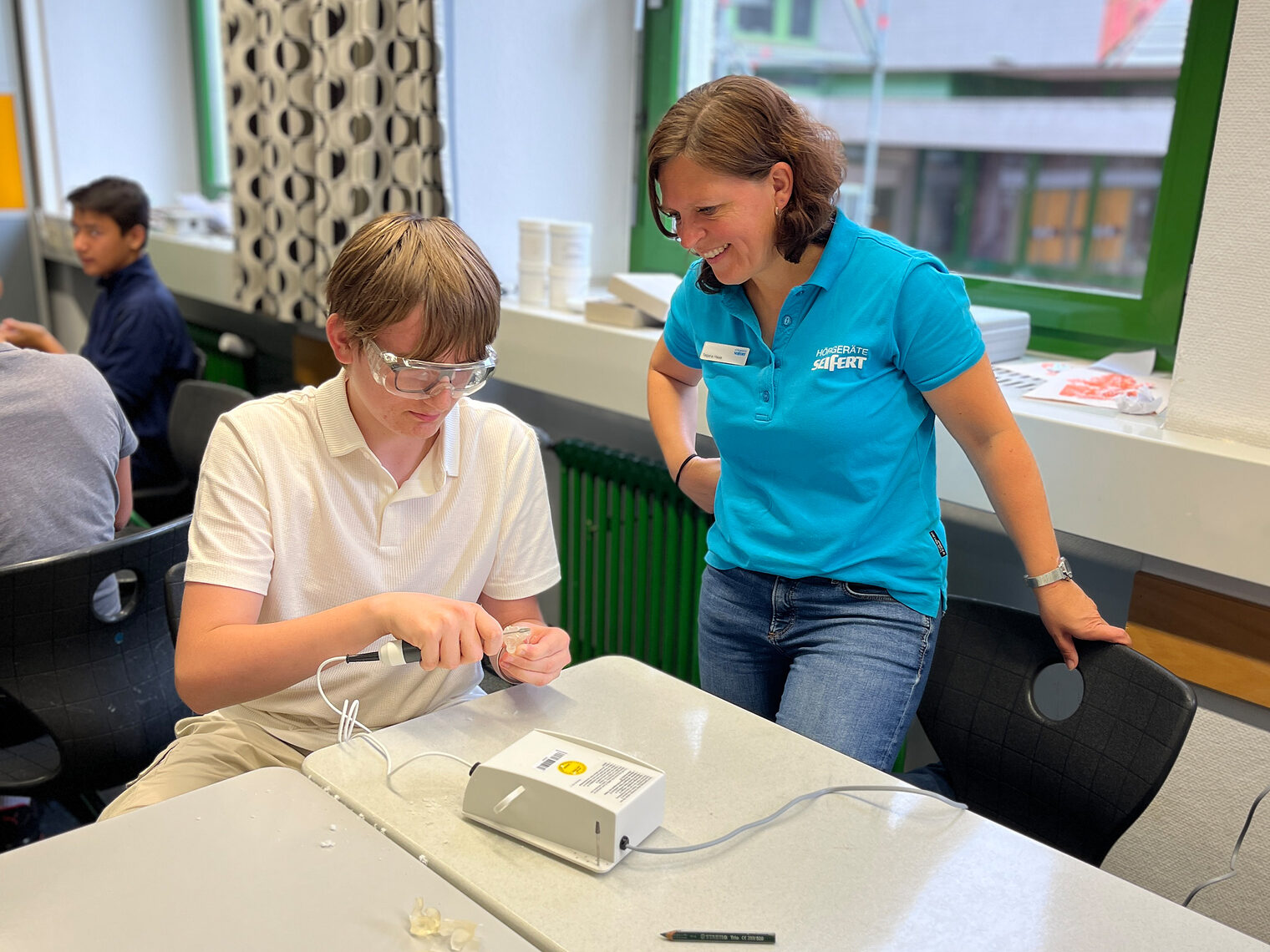 Beim Handwerksparcours packten die Schüler selbst mit an, wie hier bei den Hörakustikern wo Orthoplastiken gefeilt wurden. 