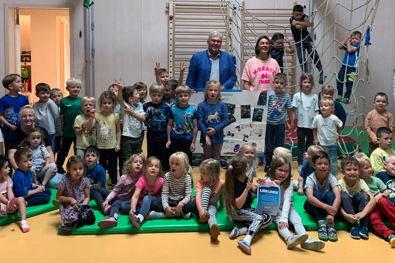 Vizepräsident Gerhard Ulm bedankt sich bei den Kindern des Kindergartens St. Anton für die Teilnahme. Kita-Wettbewerb Kinderhaus St. Anton Gruppe