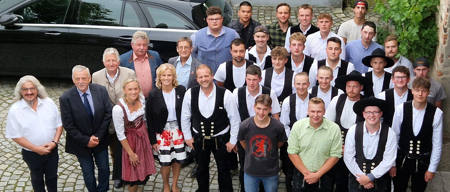 Gruppenfoto mit Zimmerergesellen und Ehrengästen Gruppenfoto mit Zimmerergesellen und Ehrengästen