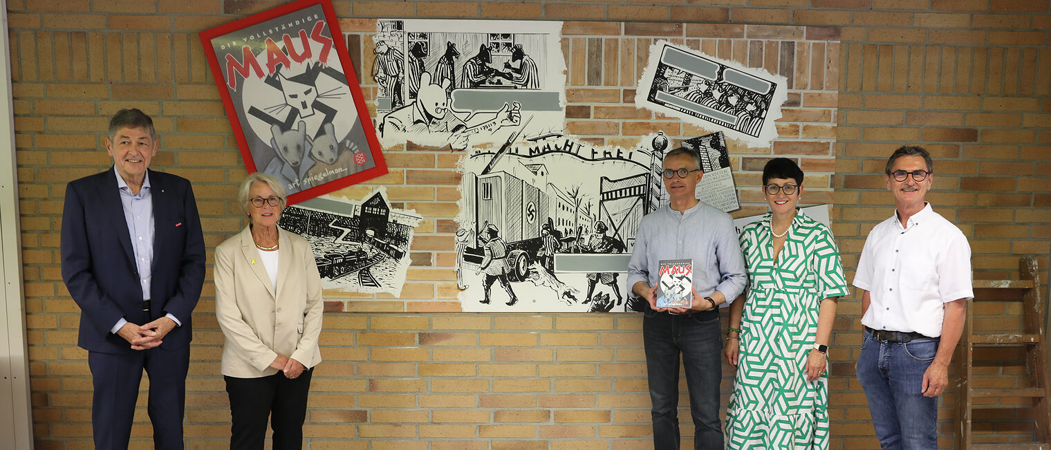 Die Maler- und Lackierer-Berufsschulklasse erinnert mit einem Wandbild an die Befreiung der Konzentrationslager. Die Maler- und Lackiererklasse der Berufsschule in Regensburg erinnert an die Befreiung der Konzentrationslager mit einem Wandbild.