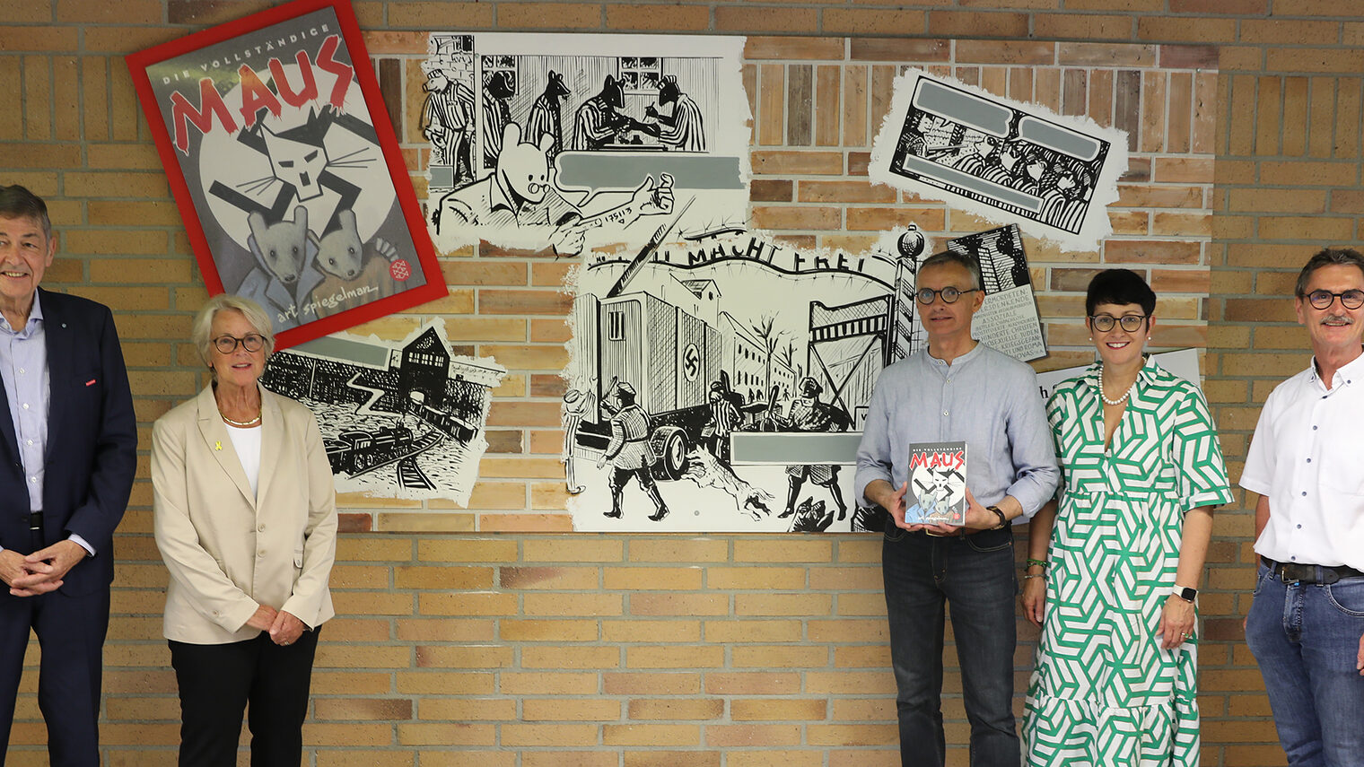 Die Maler- und Lackiererklasse der Berufsschule in Regensburg erinnert an die Befreiung der Konzentrationslager mit einem Wandbild.