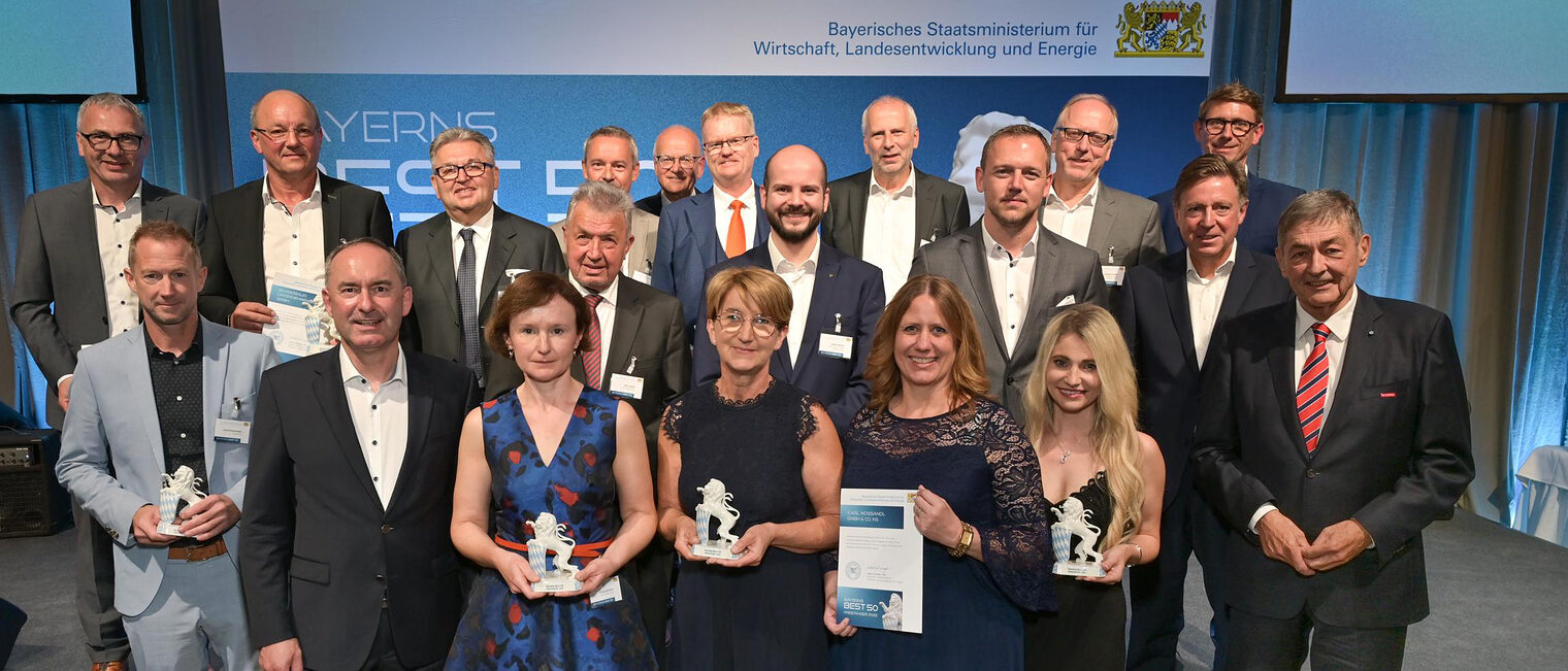 Die niederbayerischen Preisträger mit Hubert Aiwanger und Dr. Georg Haber. Wirtschaftsminister Hubert Aiwanger und Präsident Dr. Georg Haber bei der Preisverleihung mit den niederbayerischen Preisträgern.
