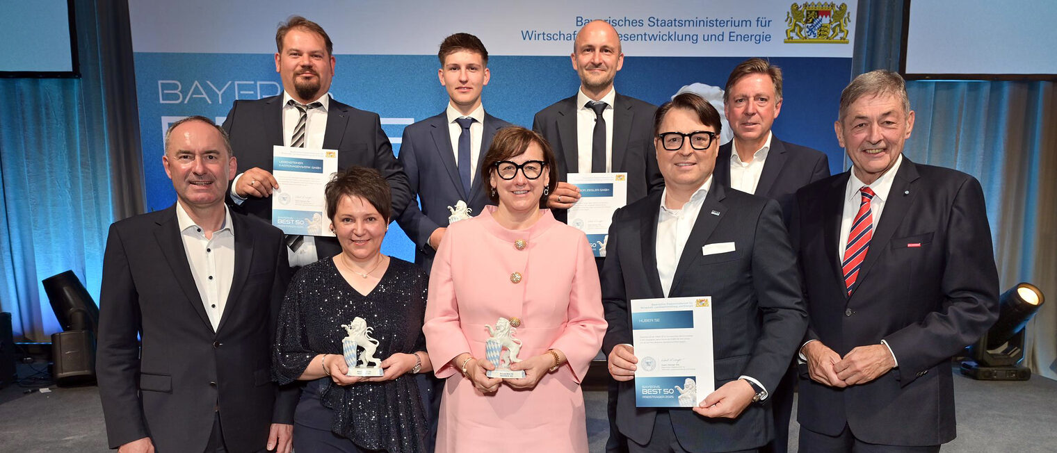 Wirtschaftsminister Hubert Aiwanger und Präsident Dr. Georg Haber bei der Preisverleihung mit den Preisträgern aus der Oberpfalz.