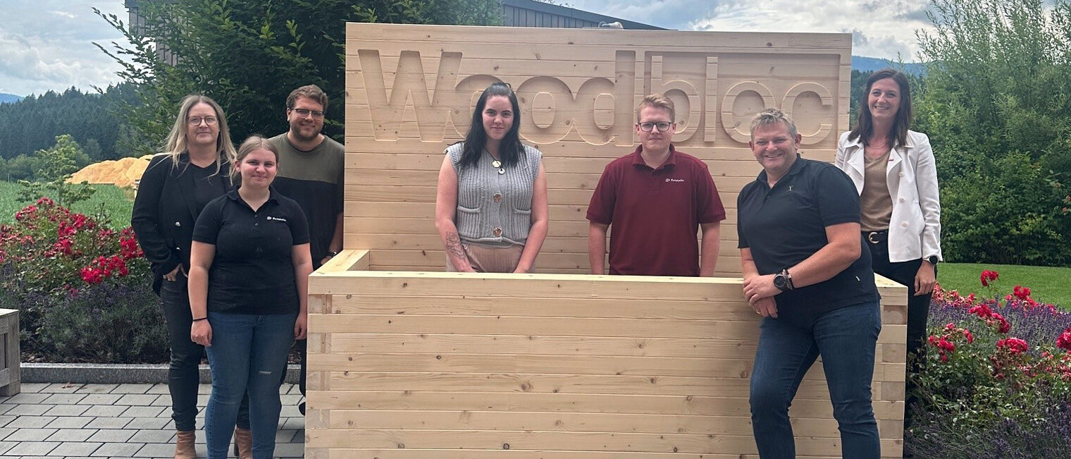 Das Nachhaltigkeitsprojekt „Woodbloc“ der Azubis der Firma Penzkofer: ein komplett aus Holz gefertigtes Hochbeet. Die Auszubildenden der Firma Penzkofer Bau GmbH haben ein komplett aus Holz gefertigtes Hochbeet gebaut. Für das Foto posieren sie darin.