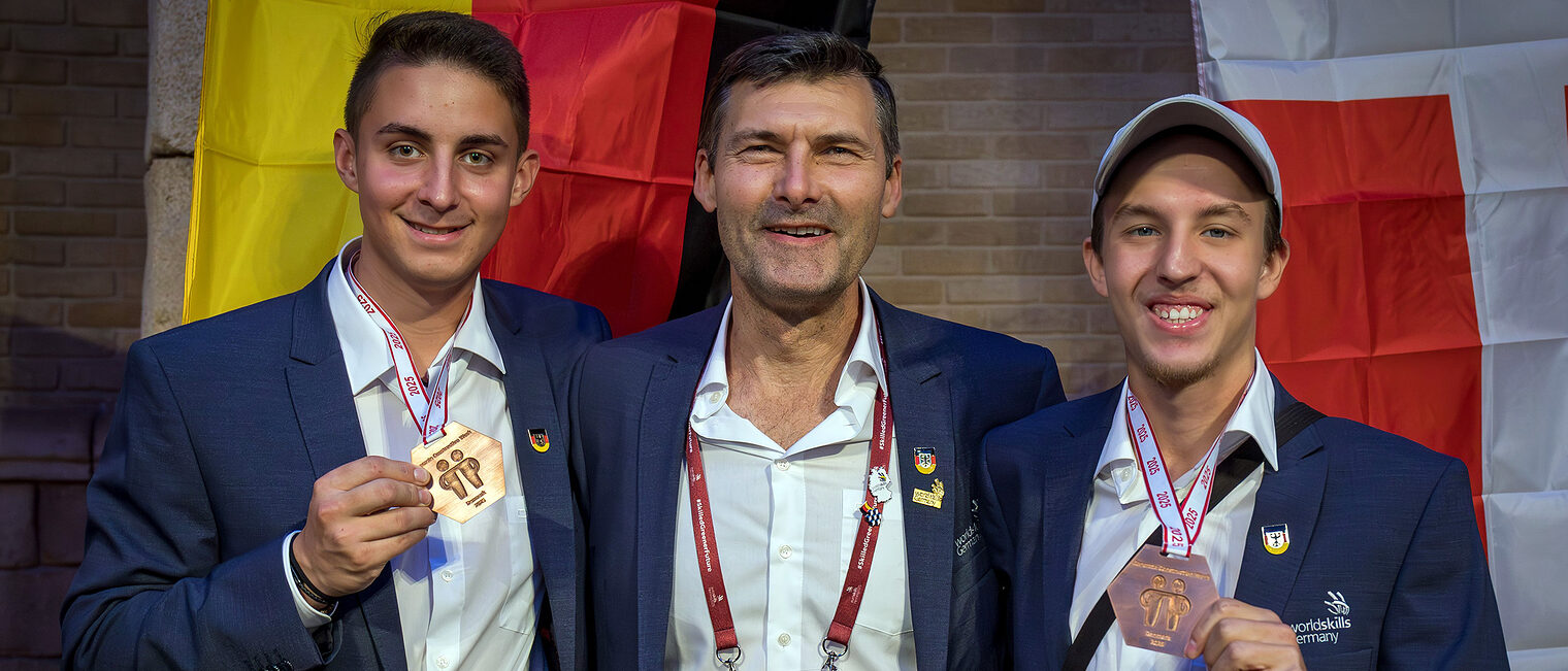 Die Bronzesieger Louis Ritschel (li.) und Muhammed Ali Lamain (re.) gemeinsam mit Bundestrainer Josef Leberle. Die Bronzesieger Louis Ritschel (li.) und Muhammed Ali Lamain (re.) gemeinsam mit Bundestrainer Josef Leberle.