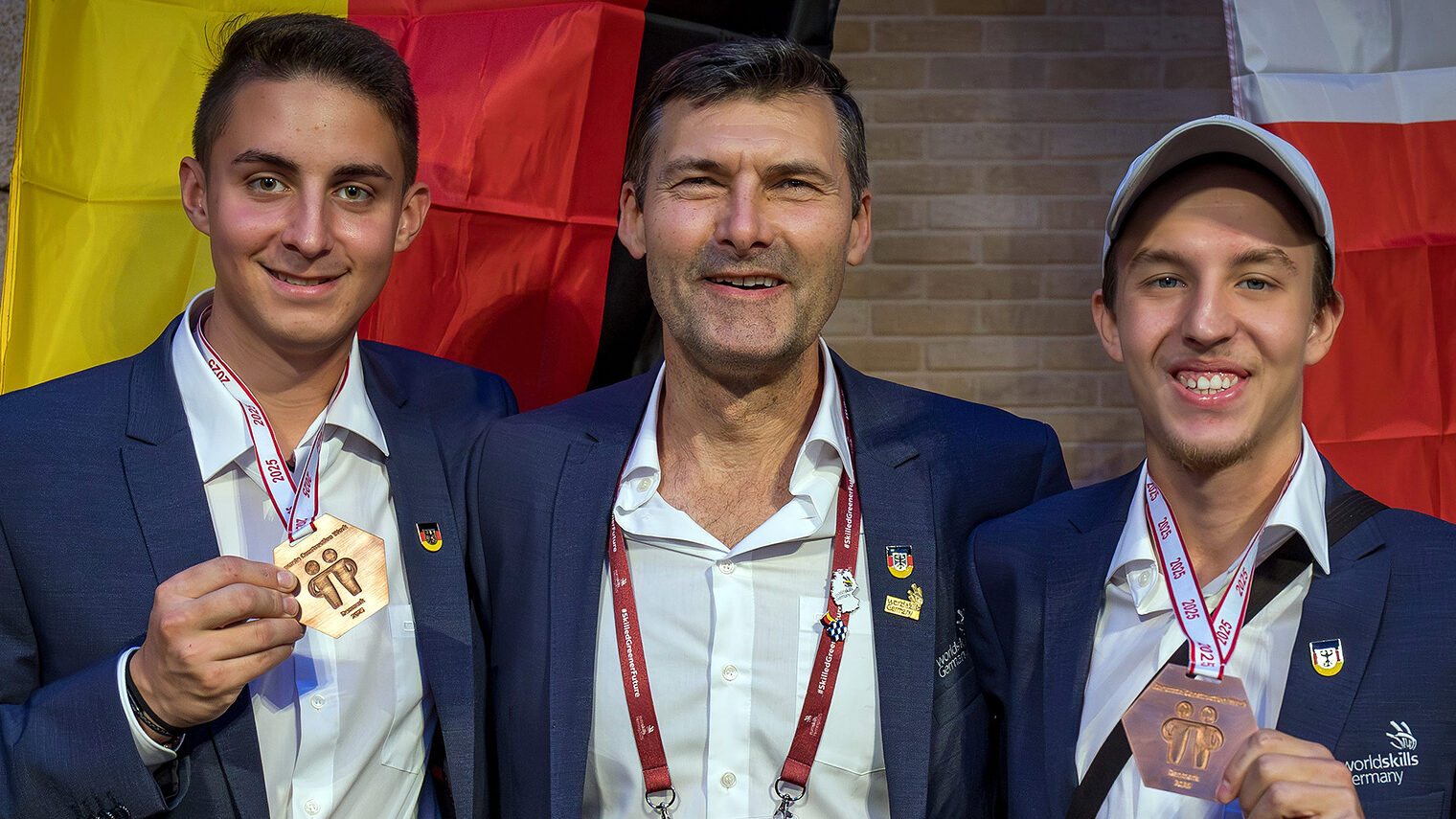 Die Bronzesieger Louis Ritschel (li.) und Muhammed Ali Lamain (re.) gemeinsam mit Bundestrainer Josef Leberle. 