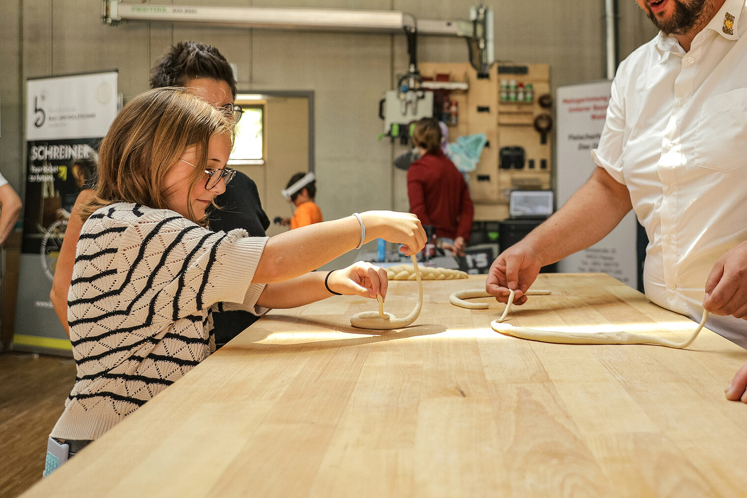 Wie dreht man eigentlich Brezen? Das durften die Besucher live ausprobieren - am Stand der Bäcker-Innung.