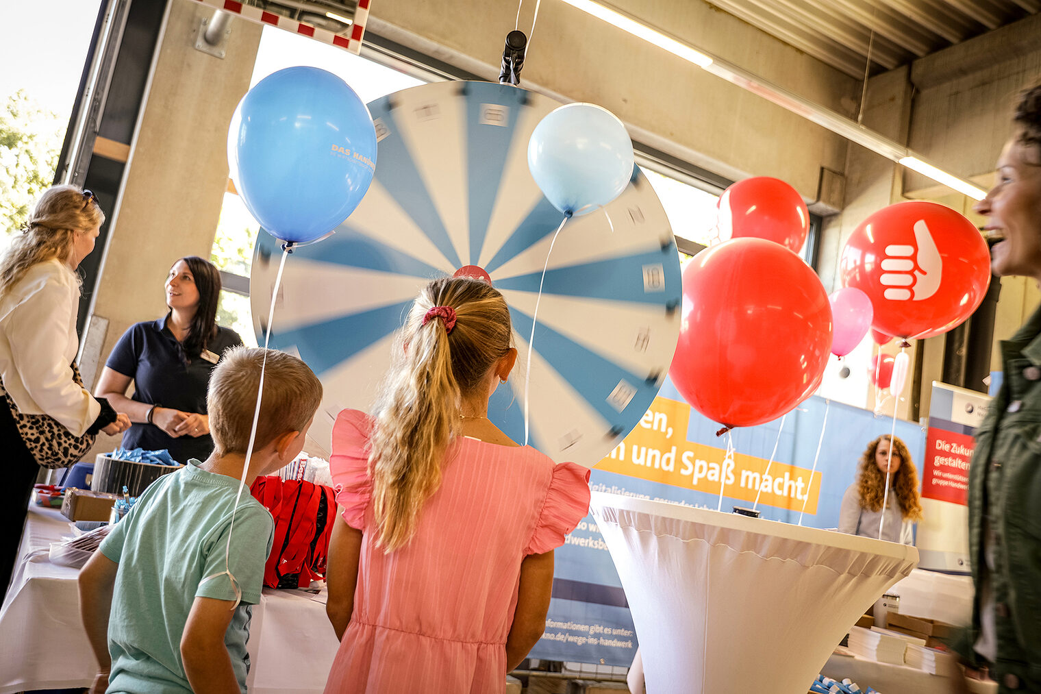 Am Stand der Handwerkskammer gab es Luftballons, die Besucher durften am Glücksrad drehen und sich im Wurfspiel ausprobieren.