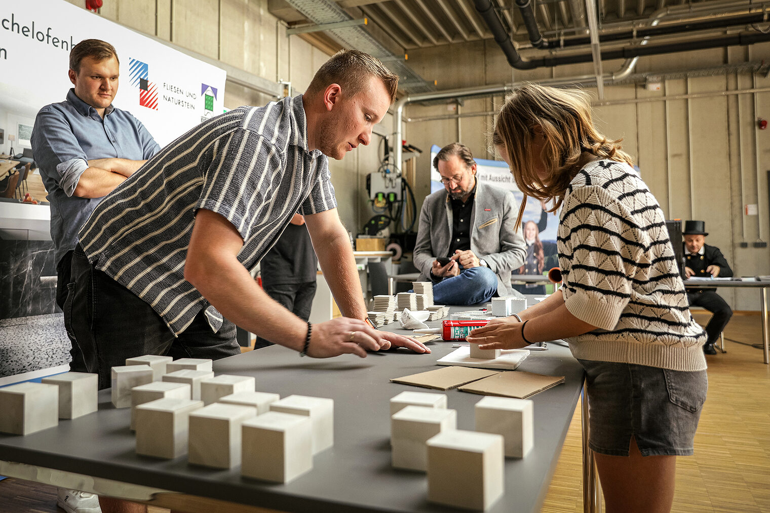 Die Fliesenleger-Innung hatte sich was Besonderes überlegt: Die Jugendlichen durften einen kleinen Würfel fliesen.