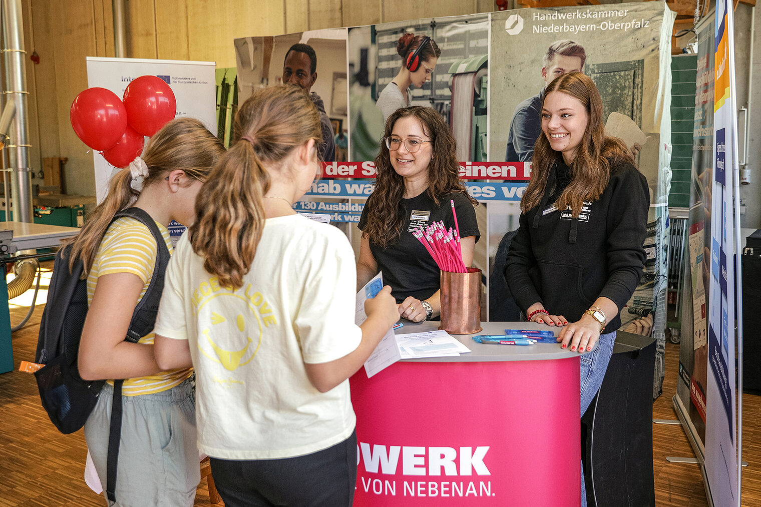 Die Mitarbeiterinnen der Handwerkskammer waren Anlaufstelle für alle Fragen zum Thema "Ausbildung im Handwerk".