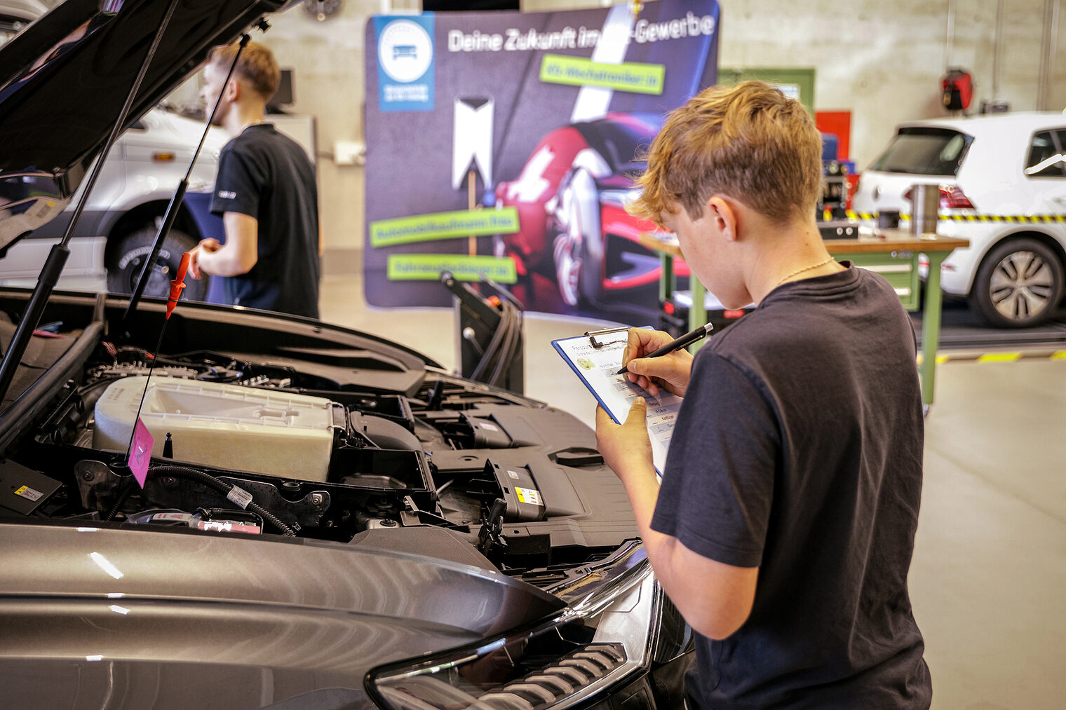 Beim Stand der KFZ-Innung durften die Jugendlichen selbst einmal Reifen wechseln.