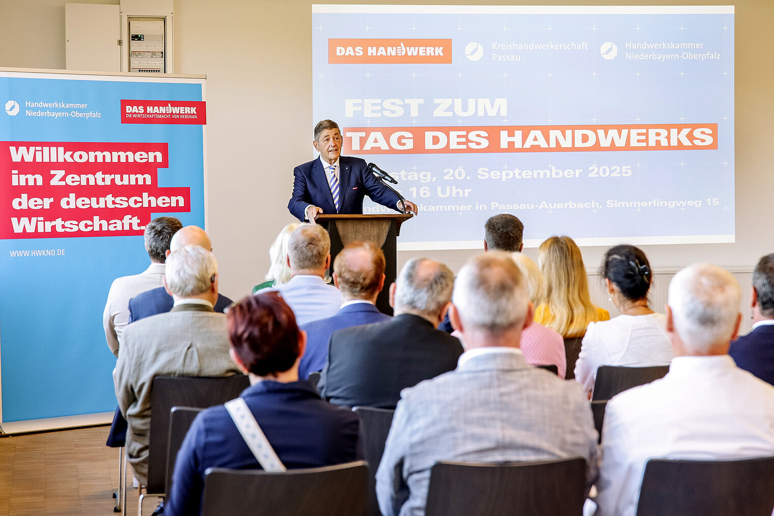 Präsident Dr. Georg Haber bei der Eröffnungsrede mit den Ehrengästen.