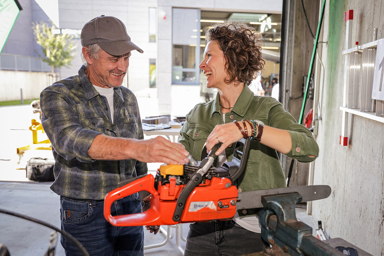 Welche Geräte werden bei den Land- und Baumaschinenmechanikern repariert? Hier unter anderem eine Motorsäge. 