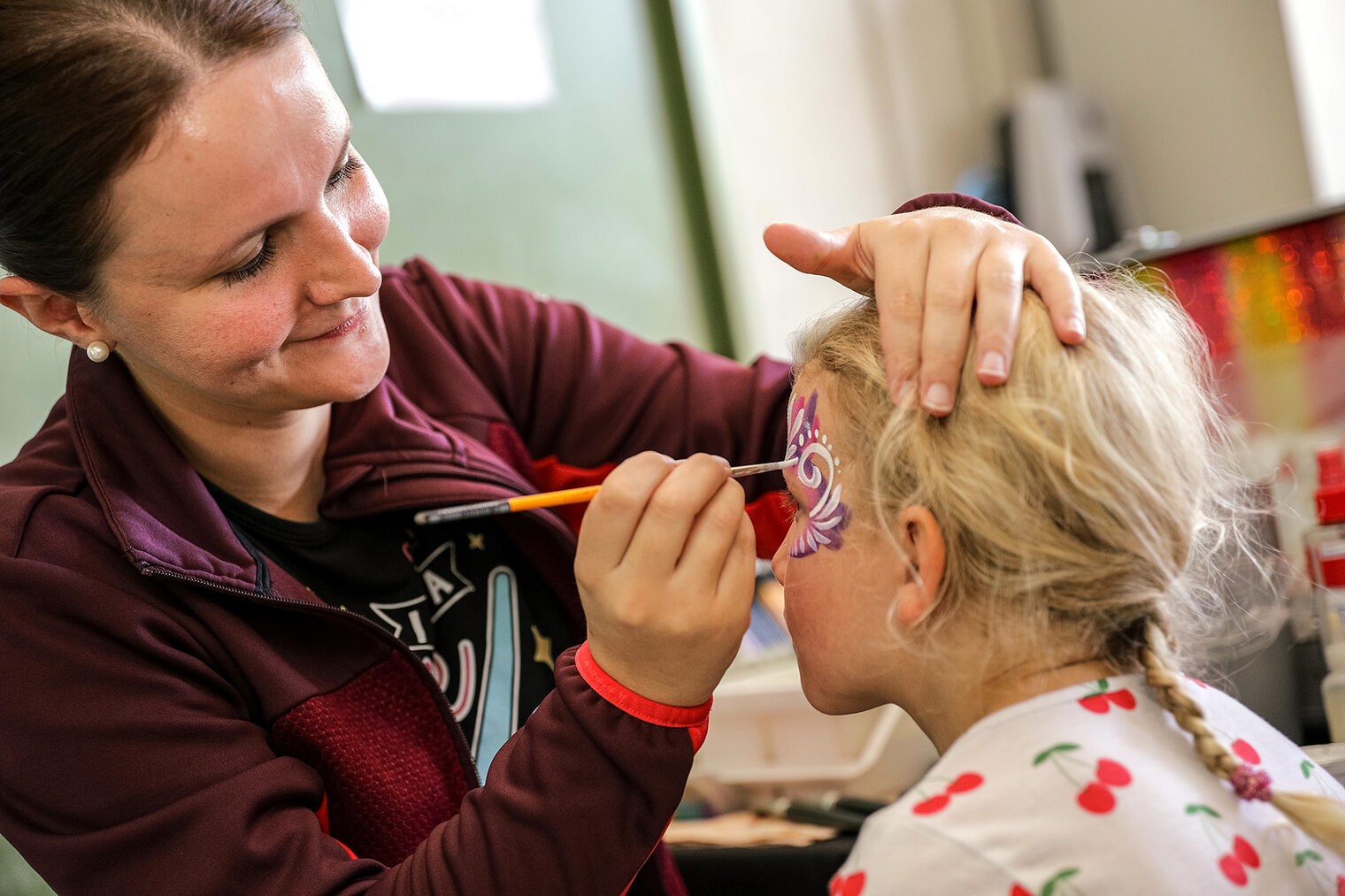 Ein Kind wird geschminkt beim Kinderschminken.