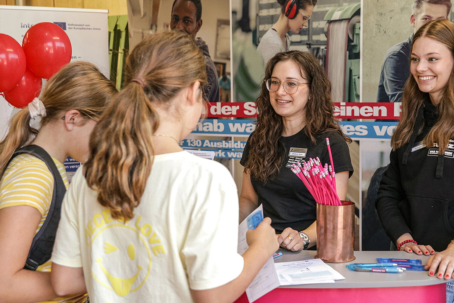 Zwei Jugendliche holen sich das Formular für die Berufe-Ralley.