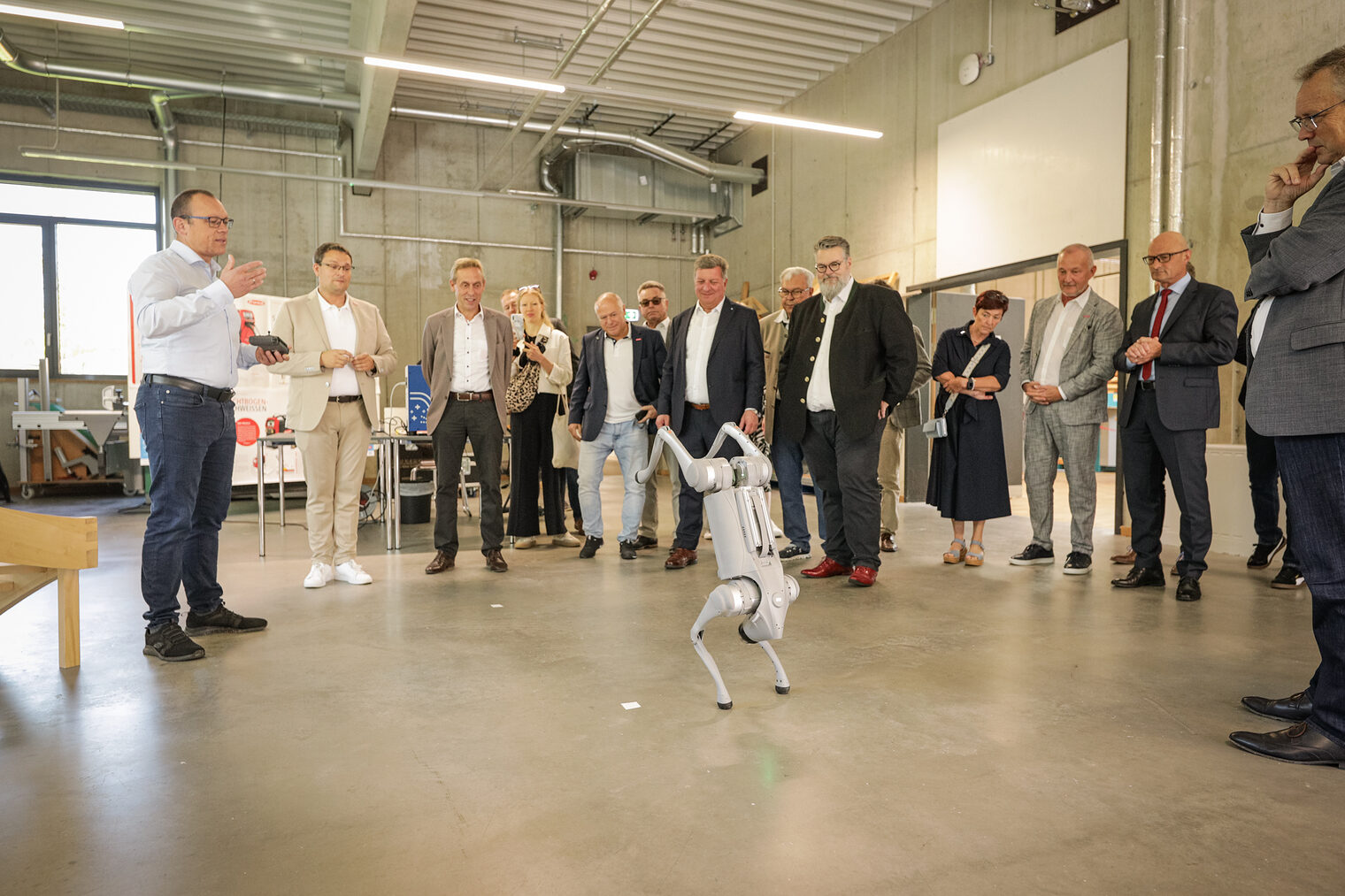 Uli Götz, Leiter des Bildungszentrums Schwandorf, demonstrierte beim Rundgang den Ehrengästen den "Robo Dog". 