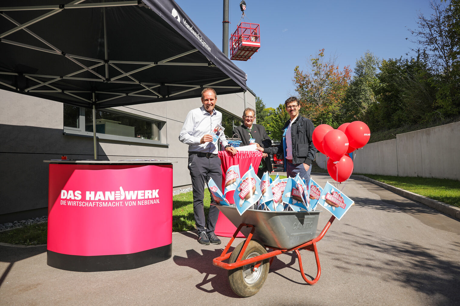 Beim Eingang wurden die Besucher freundlich vom Personal empfangen - und für die Kinder gab´s Luftballons.