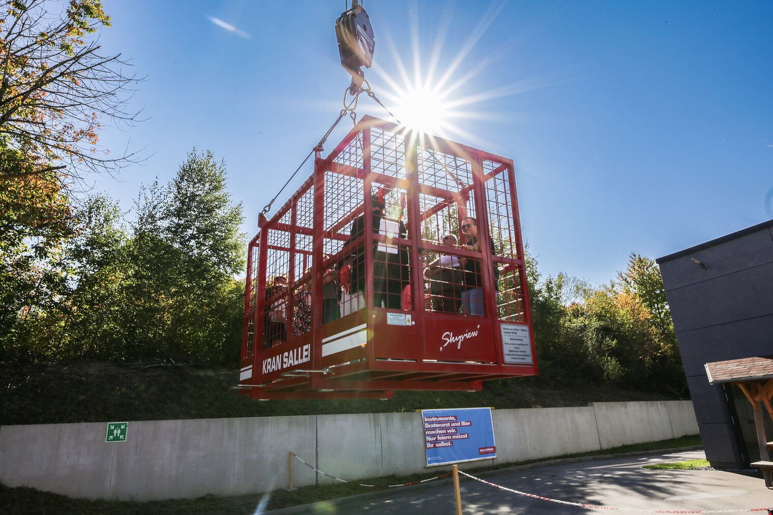 Ob alle schwindelfrei sind? Gleich werden sie es herausfinden - beim kostenlosen Krankorb.