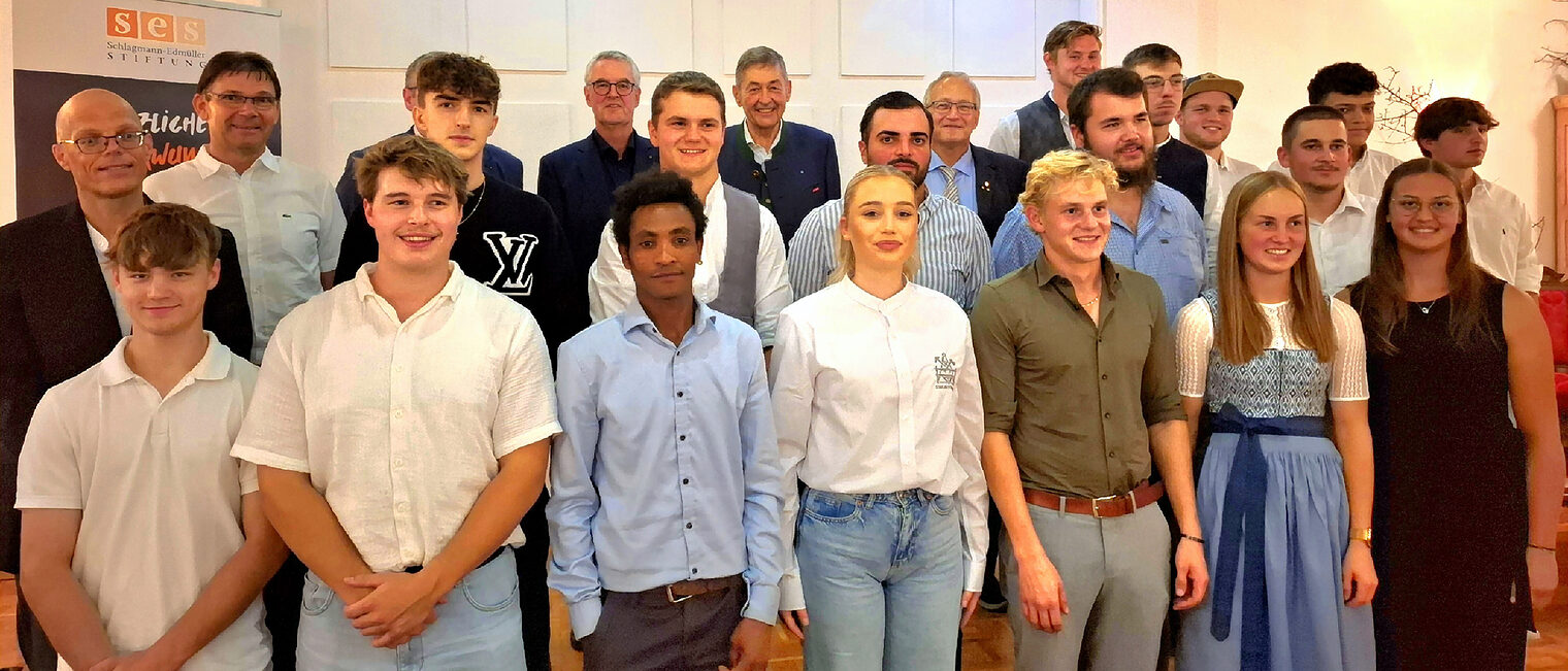 Mit der Lossprechungsfeier der Bauinnung Regensburg endete für 25 Bauauszubildende eine dreijährige Ausbildung zum Betonbauer, Fliesenleger oder Maurer. 