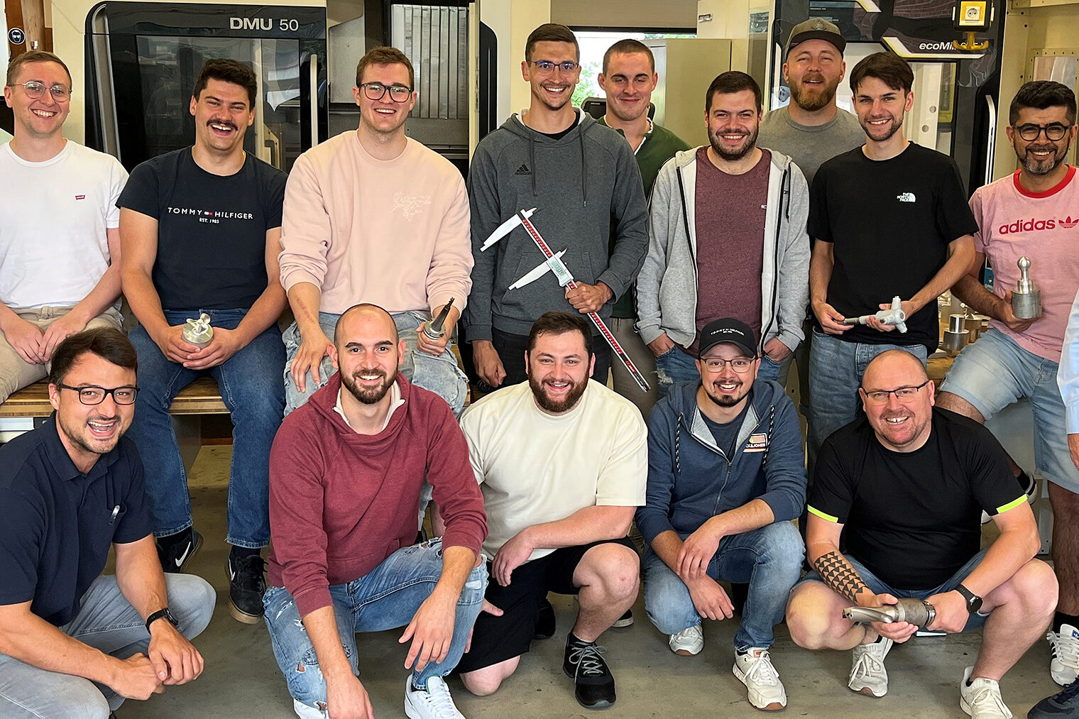 Feinwerkmechanik gemeistert: die Absolventen des Kurses in der Metallhalle mit Kursleiter Wolfgang Meyer und Ausbilder Maximilian Maly. 