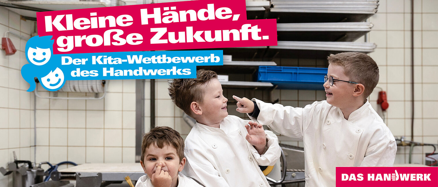 Das Werbeposter für den Kita-Wettbewerb 2026: Drei Kinder in einer Bäckerei. Das Werbeposter für den Kita-Wettbewerb 2026: Drei Kinder in einer Bäckerei.