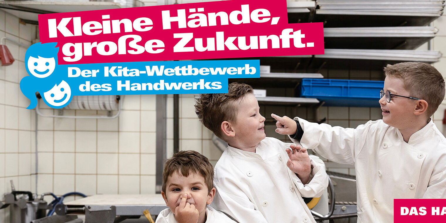 Das Werbeposter für den Kita-Wettbewerb 2026: Drei Kinder in einer Bäckerei. Das Werbeposter für den Kita-Wettbewerb 2026: Drei Kinder in einer Bäckerei.