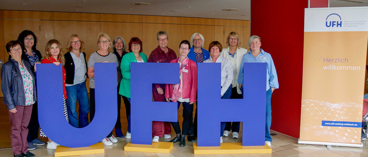 Das Führungsteam der Unternehmerfrauen im Handwerk hat sich für ein Foto aufgestellt. Das Führungsteam der Unternehmerfrauen im Handwerk hat sich für ein Foto aufgestellt.