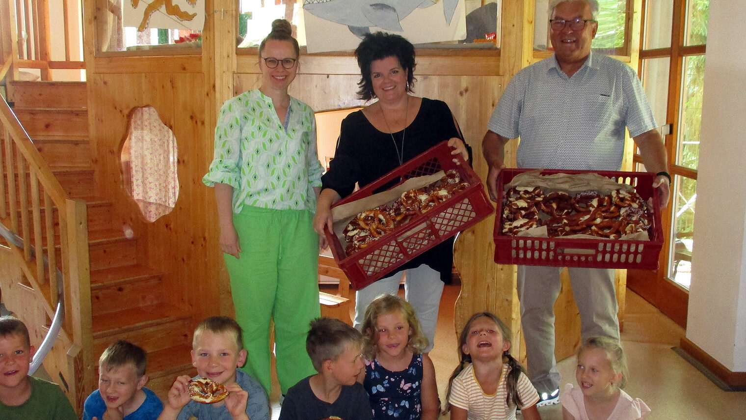 Vizepräsident Gerhard Ulm besuchte die Kindertagesstätte „Unterm Regenbogen“ mit einem Brezen-Frühstück und kleinen Präsenten.