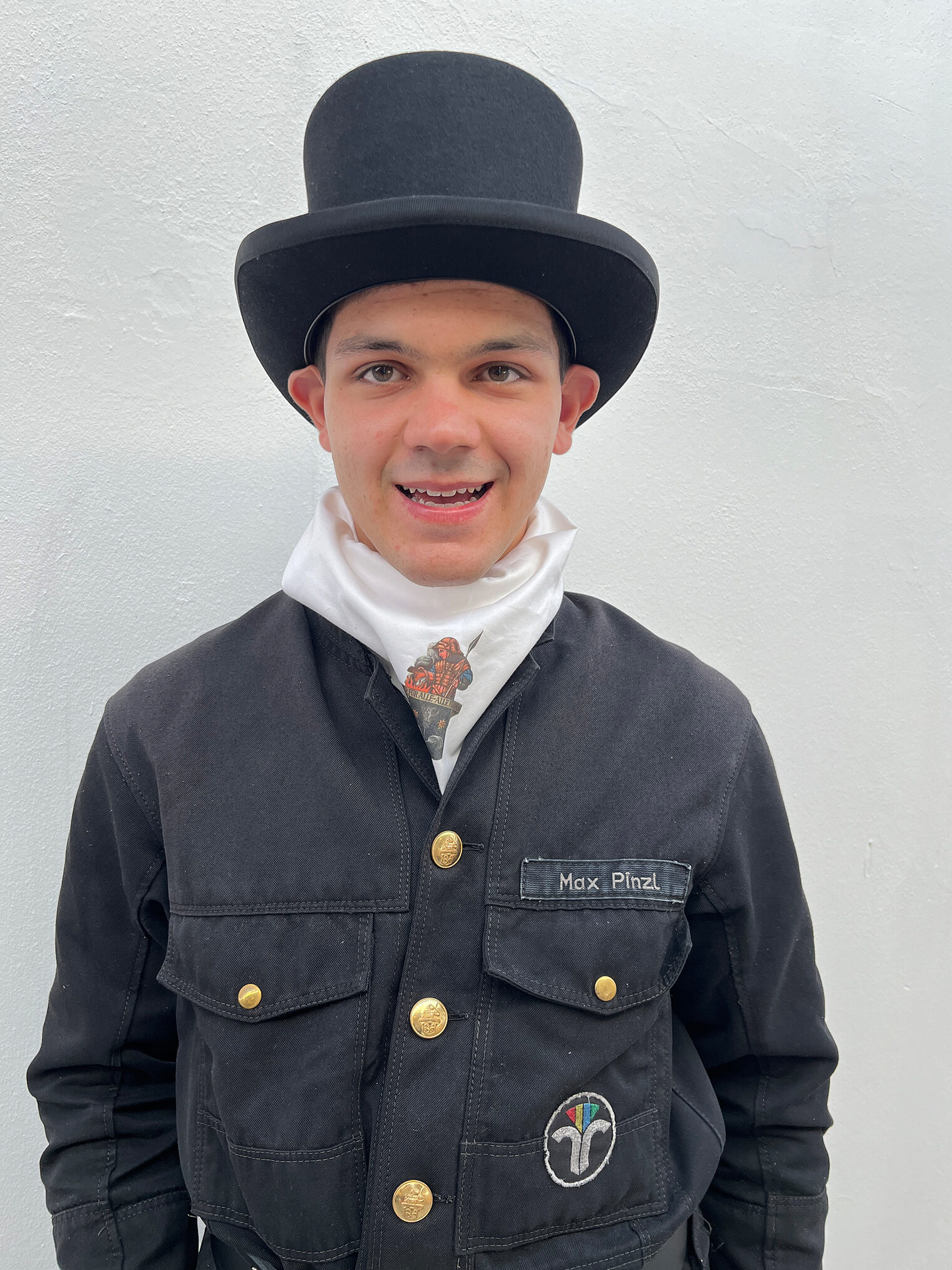 Maximilian Pinzl ist Schornsteinfeger. Er präsentiert sich mit seiner Arbeitskluft. 