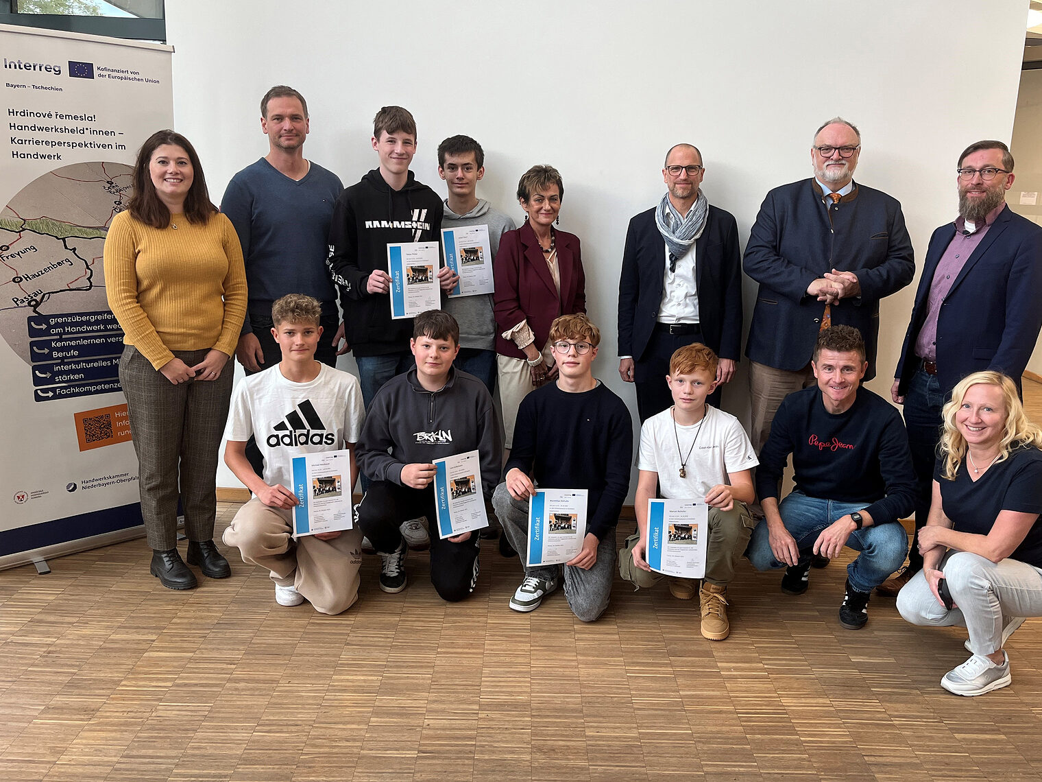 Die Teilnehmer der Staatlichen Realschule Freyung halten Urkunden hoch. Die Organisatioren des Schüleraustauschs sind auch auf dem Bild. 