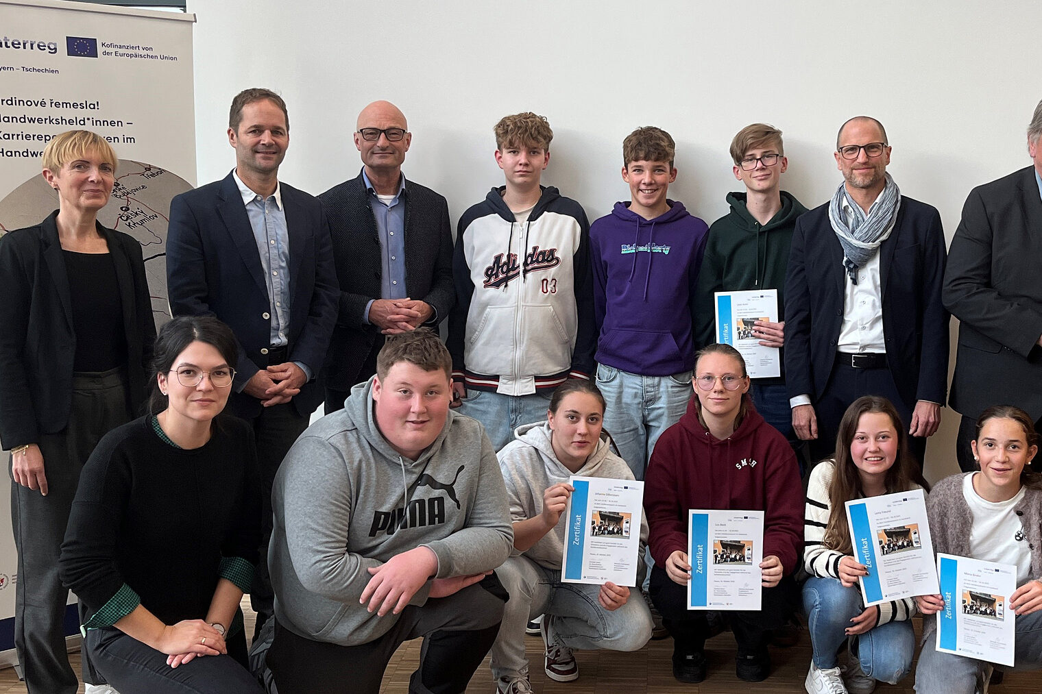 Die Teilnehmer der Sportmittelschule Hauzenberg halten Urkunden hoch. Die Organisatioren des Schüleraustauschs sind auch auf dem Bild. 