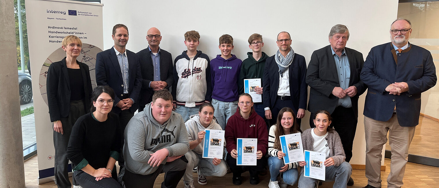 Die Teilnehmer der Sportmittelschule Hauzenberg halten Urkunden hoch. Die Organisatioren des Schüleraustauschs sind auch auf dem Bild. 