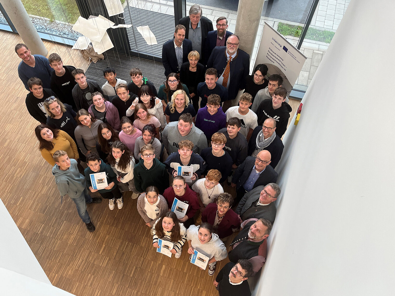 Für 31 Teilnehmer war der Schüleraustausch ein voller Erfolg. Sie halten ihre Urkunden in den Händen.