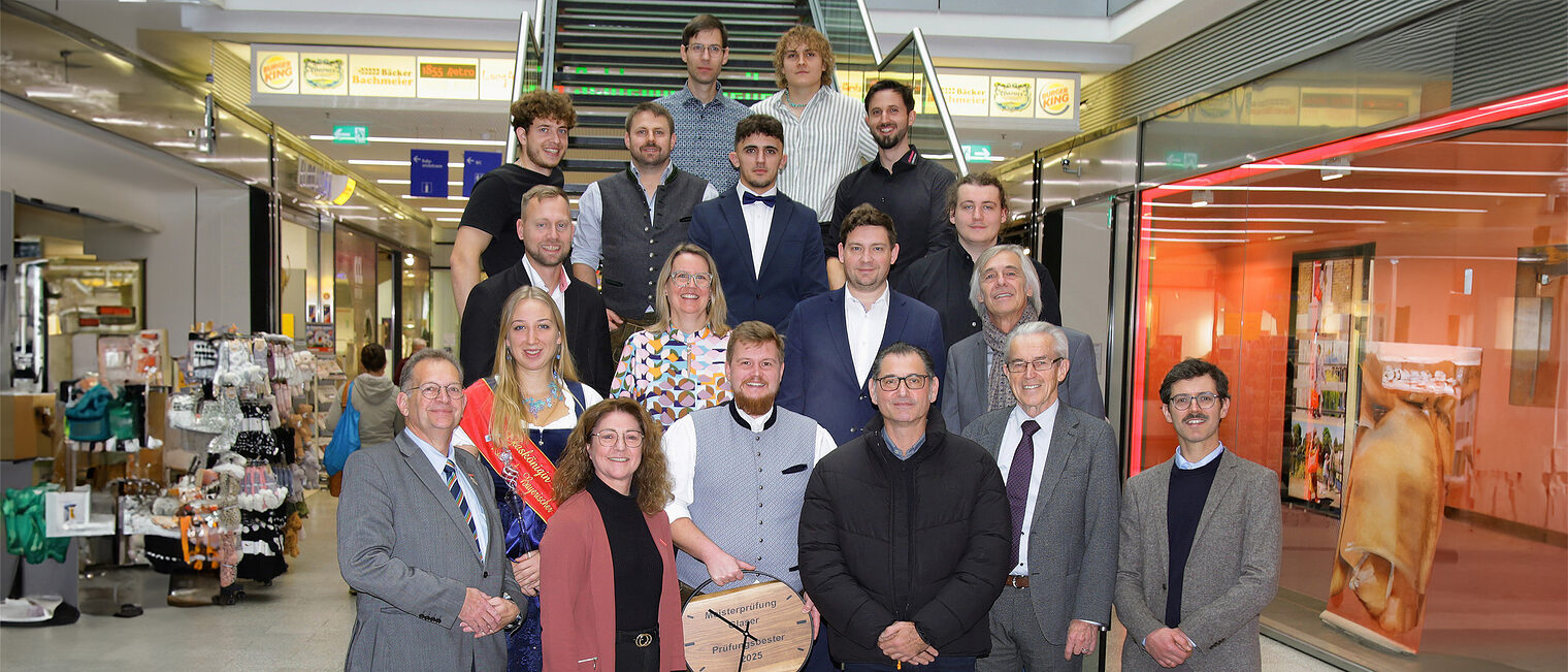 Die Jungmeister im Glaserhandwerk mit Festrednern und Ehrengästen bei der Eröffnung in Landshut. Die diesjährigen Jungmeister im Glaserhandwerk mit Festrednern und Ehrengästen bei der Ausstellungseröffnung in Landshut.