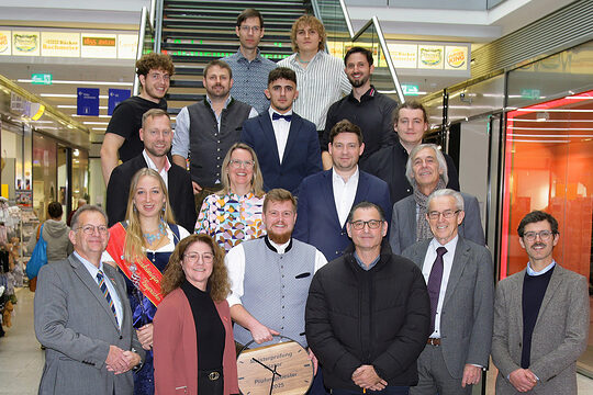 Die Jungmeister im Glaserhandwerk mit Festrednern und Ehrengästen bei der Eröffnung in Landshut. Die diesjährigen Jungmeister im Glaserhandwerk mit Festrednern und Ehrengästen bei der Ausstellungseröffnung in Landshut.