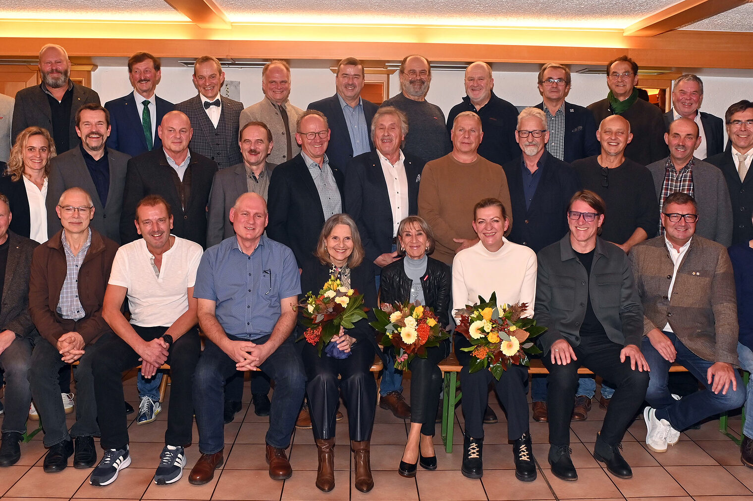 In Etzenricht ehrte die Handwerkskammer ihre Goldenen Meisterinnen und Meister. Die Damen hielten Blumensträuße in den Händen.